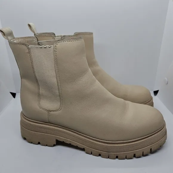 Marc Fisher Pirro chelsea lug sole ankle boots light tan size 8