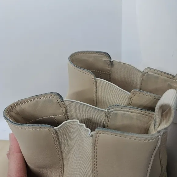 Marc Fisher Pirro chelsea lug sole ankle boots light tan size 8
