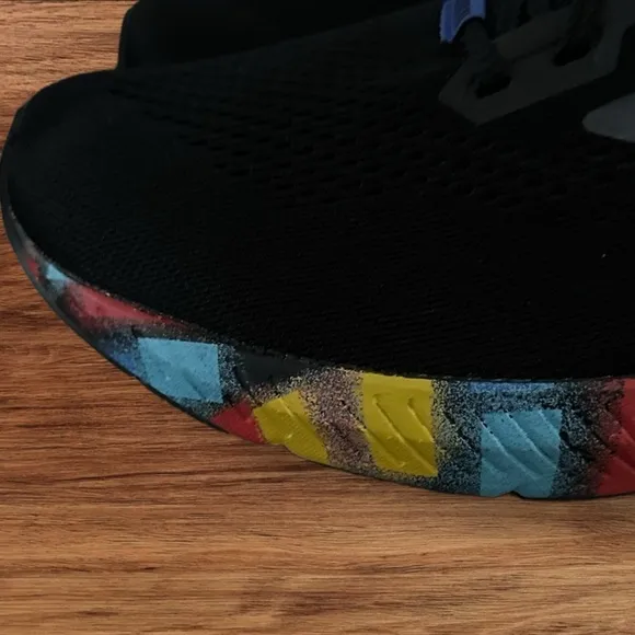 Men’s BROOKS Launch 8 Black / Rainbow / Multi Colored Sneakers, Size 13.
