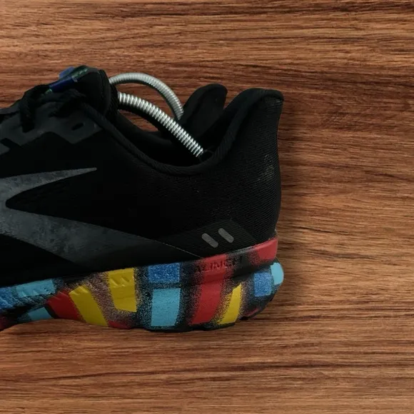Men’s BROOKS Launch 8 Black / Rainbow / Multi Colored Sneakers, Size 13.