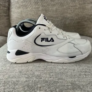 Men’s FILA Tri-Runner White &amp; Navy Low Top Sneakers, Size 11.