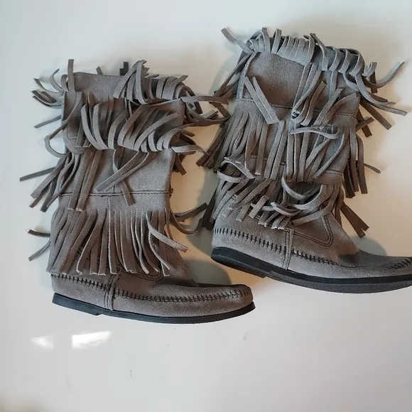 MINNETONKA 3 layer fringe boots
