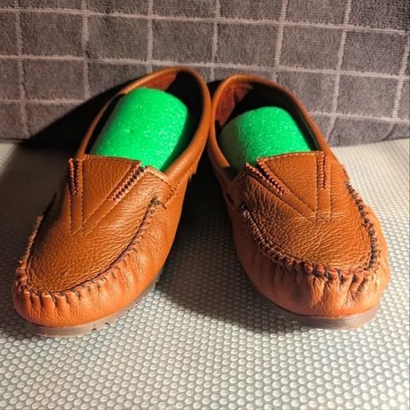Minnetonka 8 fawn leather rubber sole moccasin style driving slippers