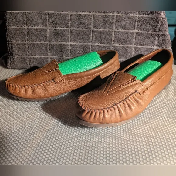 Minnetonka 8 fawn leather rubber sole moccasin style driving slippers