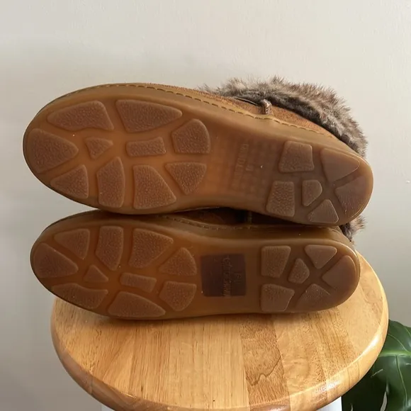 Minnetonka Leather Boots Moccasin 10 Fur Warm Winter Bohemian Cozy mid Calf