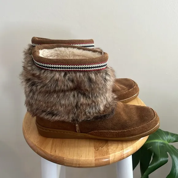 Minnetonka Leather Boots Moccasin 10 Fur Warm Winter Bohemian Cozy mid Calf