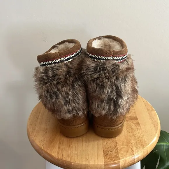 Minnetonka Leather Boots Moccasin 10 Fur Warm Winter Bohemian Cozy mid Calf