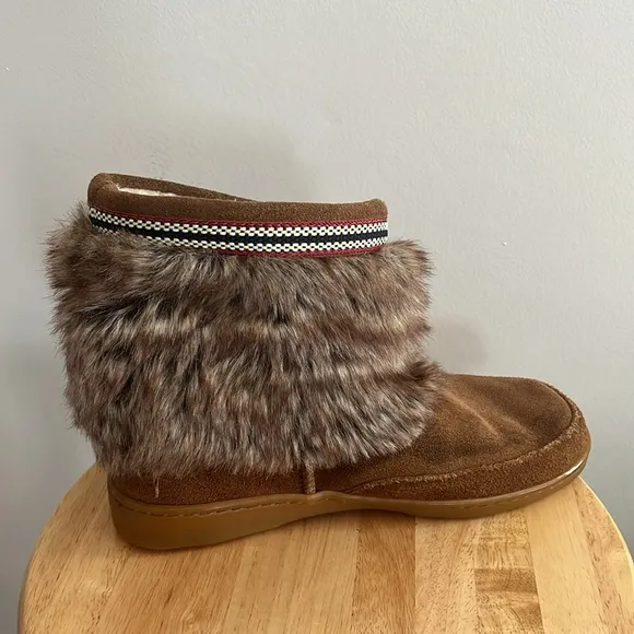 Minnetonka Leather Boots Moccasin 10 Fur Warm Winter Bohemian Cozy mid Calf
