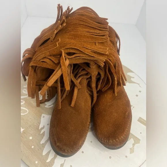 Minnetonka Women's 1632 - Calf Hi 3-Layer Fringe Boot Size 6