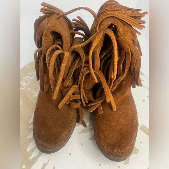 Minnetonka Women's 1632 - Calf Hi 3-Layer Fringe Boot Size 6
