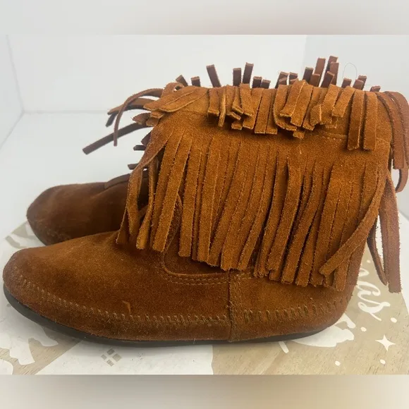 Minnetonka Women's 1632 - Calf Hi 3-Layer Fringe Boot Size 6