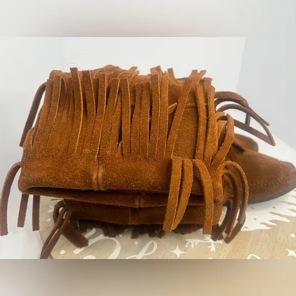 Minnetonka Women's 1632 - Calf Hi 3-Layer Fringe Boot Size 6