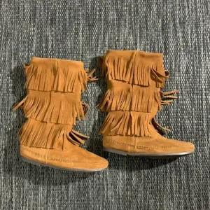 MINNETONKA WOMEN'S CALF HI 3-LAYER FRINGE BOOTS - ROUND TOE
