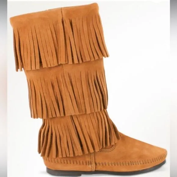 MINNETONKA WOMEN'S CALF HI 3-LAYER FRINGE BOOTS - ROUND TOE