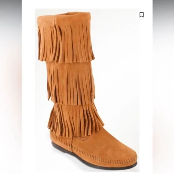 MINNETONKA WOMEN'S CALF HI 3-LAYER FRINGE BOOTS - ROUND TOE