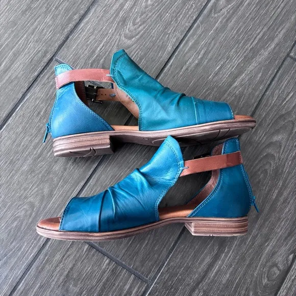 Miz Mooz Dipper Leather Sandals Marine &amp; Tan Size 8