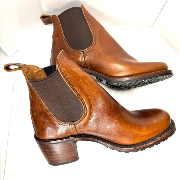 New, Frye Sabrina Chelsea Boots Brown Size 8.5