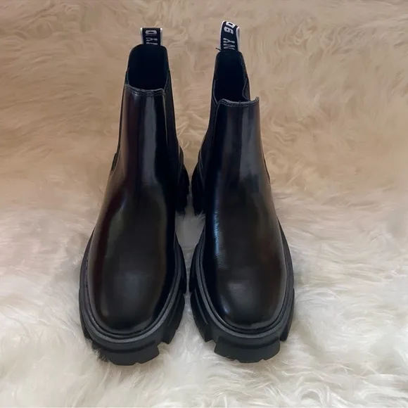New! Rare STEVE MADDEN “Tusk” Polished Leather Platform Chelsea Boots