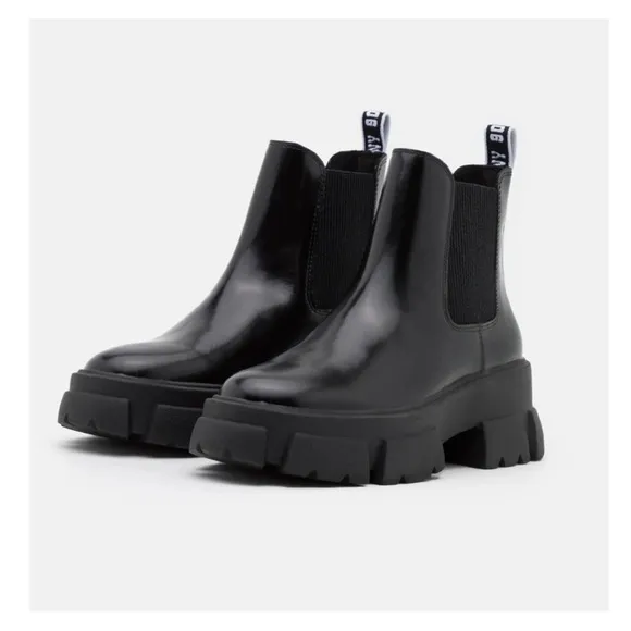 New! Rare STEVE MADDEN “Tusk” Polished Leather Platform Chelsea Boots