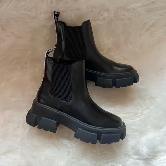 New! Rare STEVE MADDEN “Tusk” Polished Leather Platform Chelsea Boots