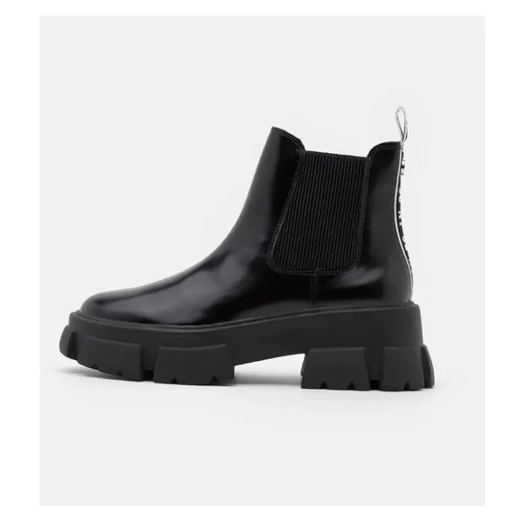 New! Rare STEVE MADDEN “Tusk” Polished Leather Platform Chelsea Boots