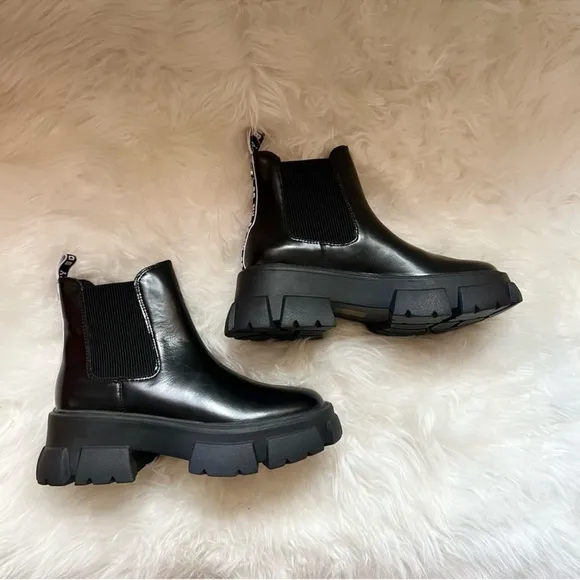 New! Rare STEVE MADDEN “Tusk” Polished Leather Platform Chelsea Boots