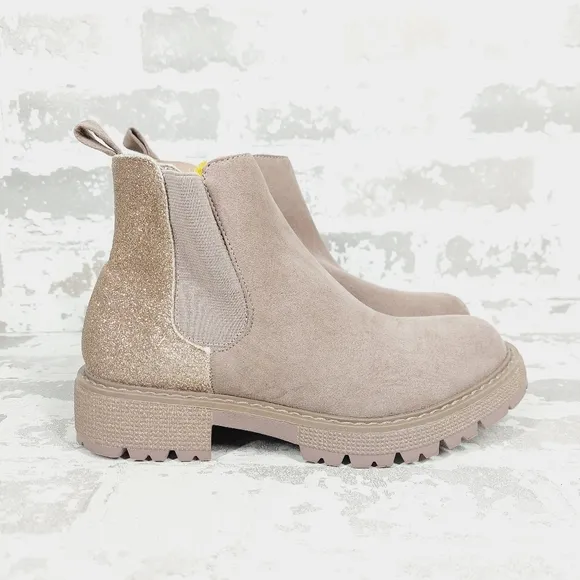 New Steve Madden Howler  in Sand Suede Lug Sole Chunky Ankle Boots M766