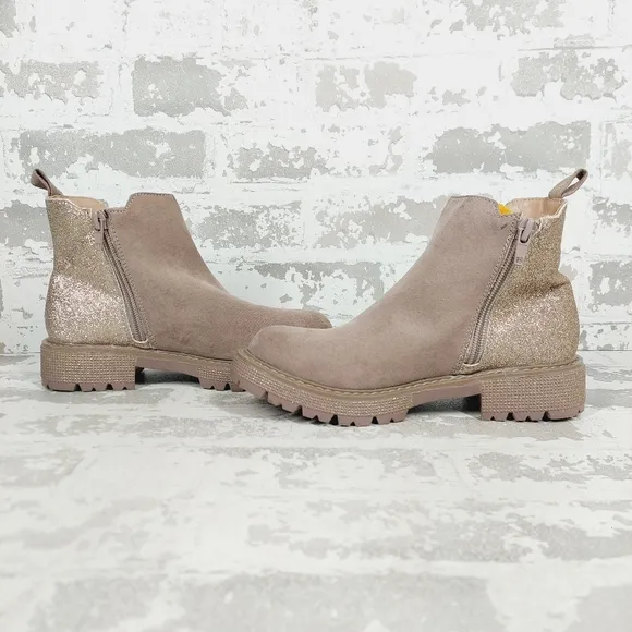 New Steve Madden Howler  in Sand Suede Lug Sole Chunky Ankle Boots M766