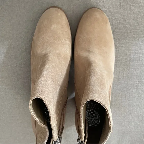 NEW Vince Camuto Dustelie Boots Tortilla Tan Suede Chelsea Lug Women’s Size 9
