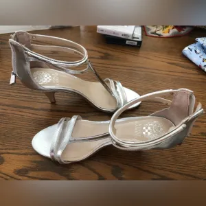 NEW  Vince CAMUTO Silver zipper back Heeled Sandals  Size 9