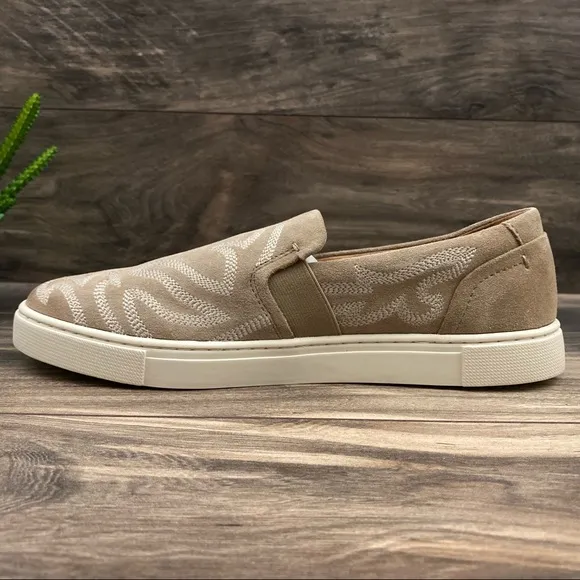 NIB Frye Ivy Primrose Slip On Sneakers Beige Suede