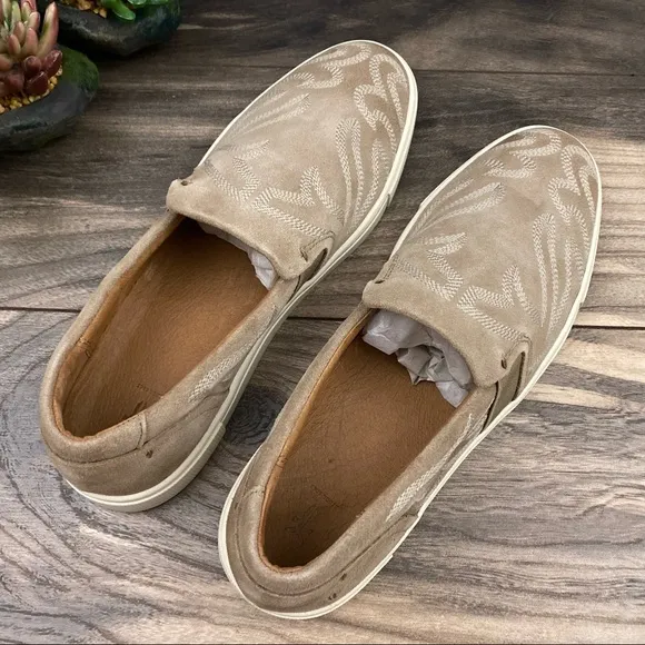 NIB Frye Ivy Primrose Slip On Sneakers Beige Suede