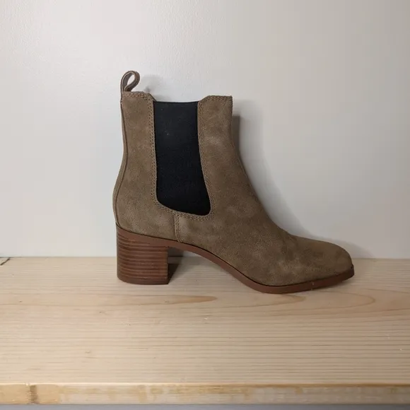 NIB Steve Madden Rockwell Cognac Suede Chelsea Boots Chunky, Stacked Heels