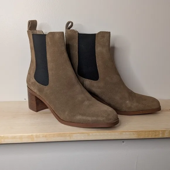 NIB Steve Madden Rockwell Cognac Suede Chelsea Boots Chunky, Stacked Heels