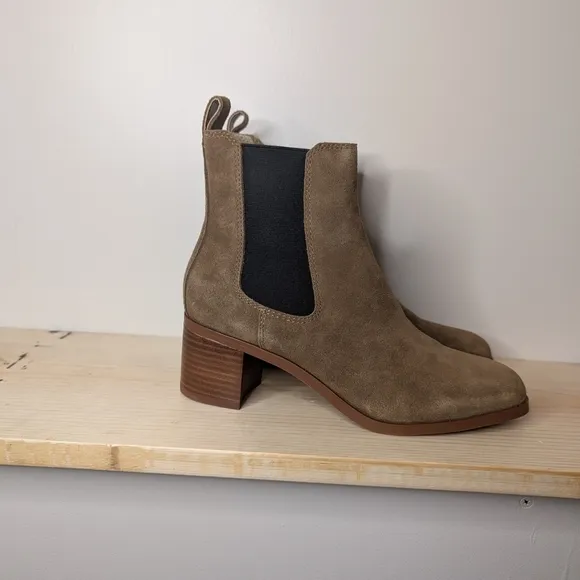 NIB Steve Madden Rockwell Cognac Suede Chelsea Boots Chunky, Stacked Heels
