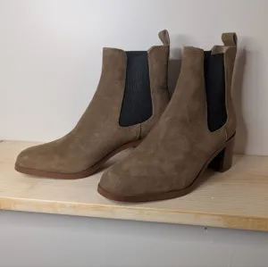 NIB Steve Madden Rockwell Cognac Suede Chelsea Boots Chunky, Stacked Heels
