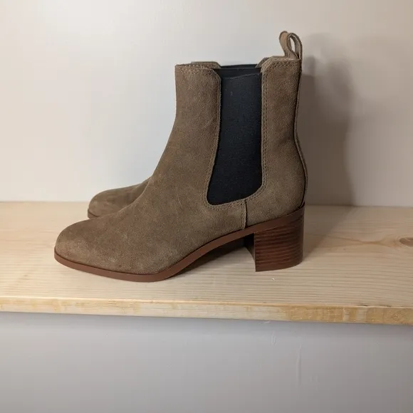 NIB Steve Madden Rockwell Cognac Suede Chelsea Boots Chunky, Stacked Heels