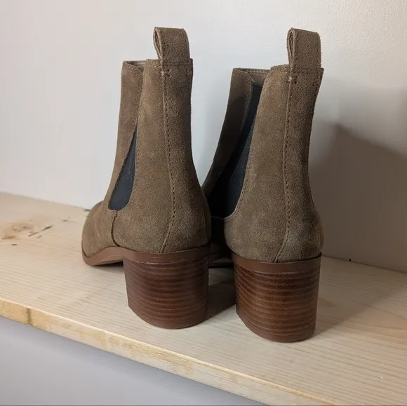 NIB Steve Madden Rockwell Cognac Suede Chelsea Boots Chunky, Stacked Heels