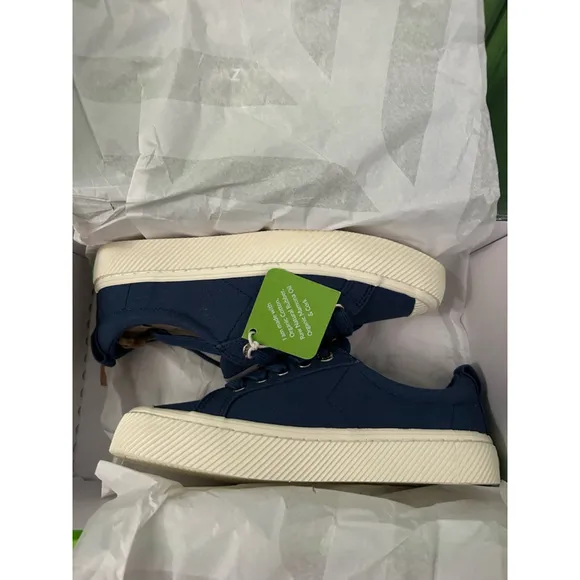 NIB Women's Cariuma OCA Low Canvas Sneakers Size 5 Shadow Blue