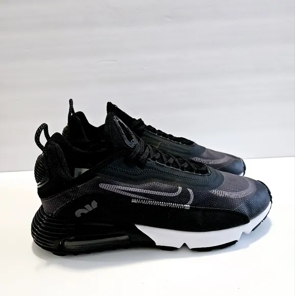 Nike Air Max 2090 Mens Sneakers Size 10 Black/White Running Shoes CW7306-001