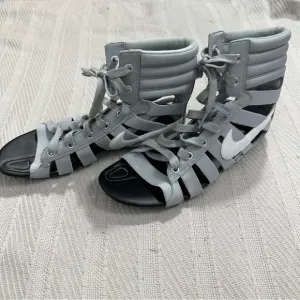 Nike Gladiateur 2 sandals, light gray/white, size 8.5, minimal wear, gladiator
