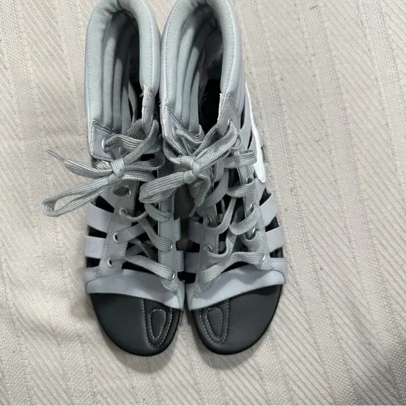 Nike Gladiateur 2 sandals, light gray/white, size 8.5, minimal wear, gladiator