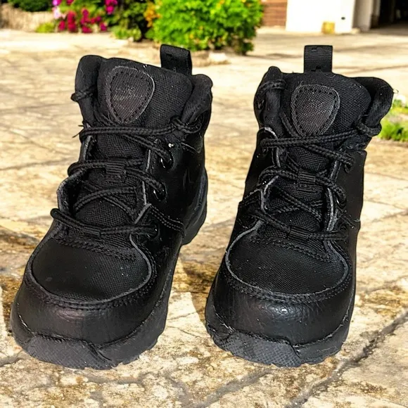 Nike Toddler Kids Manoa Leather &quot;Triple Black&quot; Sneakers