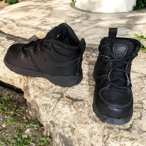 Nike Toddler Kids Manoa Leather &quot;Triple Black&quot; Sneakers
