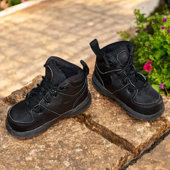 Nike Toddler Kids Manoa Leather &quot;Triple Black&quot; Sneakers
