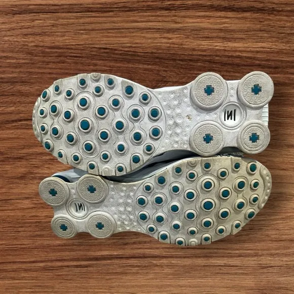 Nike Women’s SHOX NZ Lace up White &amp; Teal Athletic Sneakers, Size 9 1/2.