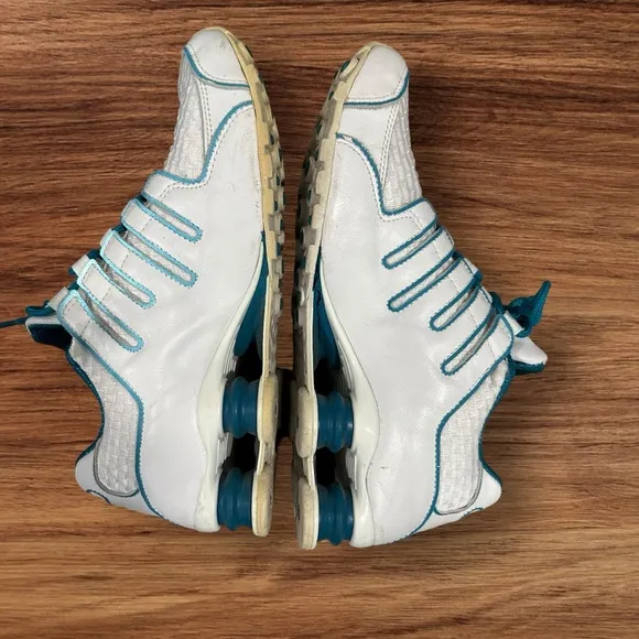 Nike Women’s SHOX NZ Lace up White &amp; Teal Athletic Sneakers, Size 9 1/2.