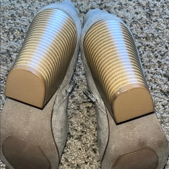 NWOT Banana Republic Taupe Ankle Boots Sz 9