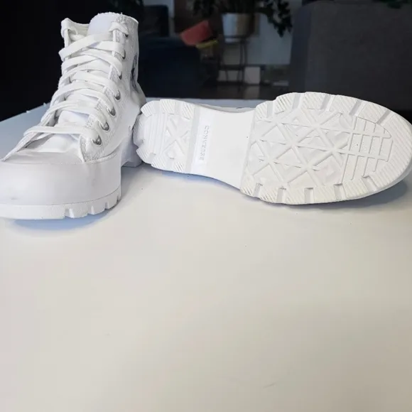NWOT Converse Chuck Taylor All Star Lugged White High-Top Sneakers Size 7.5