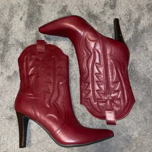 NWOT Indigo Rd Red Burgundy Pleather Calf Heeled Boots Size 10